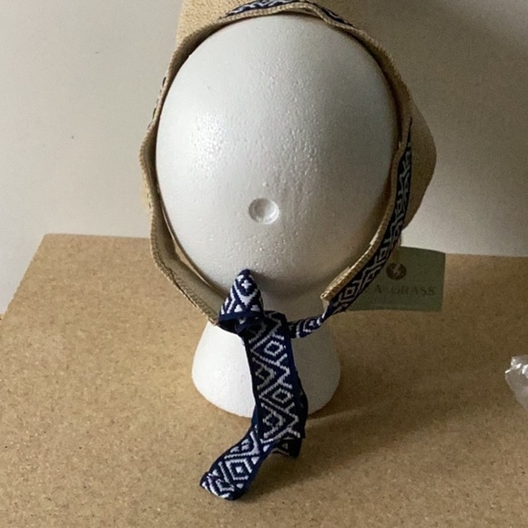Sea & Grass packable visor with blue ribbon. - Picture 2 of 5
